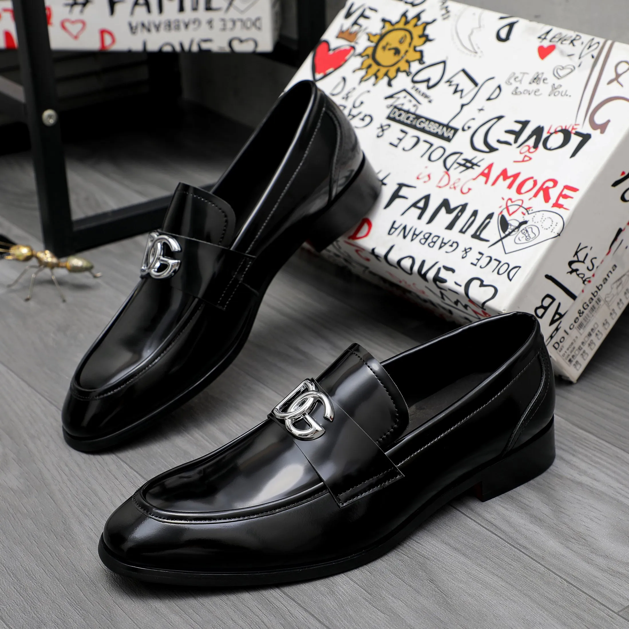 Men's shoes 💰500 Product trademark: DG (Dolce & Gabbana) business casual leather shoes Regular size: 38-45 (45 is custom-made and non-returnable) Product materials: Selected pearlescent cowhide upper, cowhide lining, original outsole